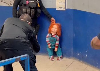 Meksika polisi 'şeytan bebek' Chucky'i gözaltına aldı: Saçlarından tutup sabıka fotoğrafı çekti