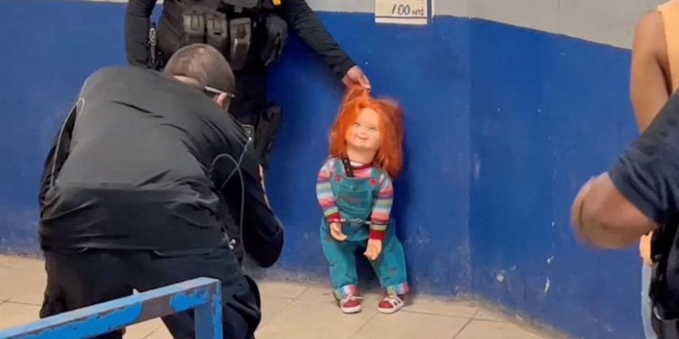 Meksika polisi 'şeytan bebek' Chucky'i gözaltına aldı: Saçlarından tutup sabıka fotoğrafı çekti
