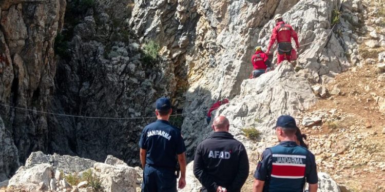 Mersin'de Morca Düdeni mağarasında mahsur kalan Amerikalı bilimciyi kurtarma operasyonu sürüyor