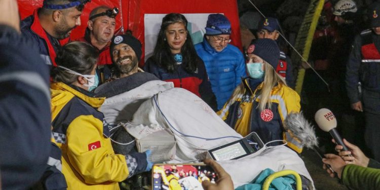 Mersin'de mağarada mahsur kalan Amerikalı dağcı Mark Dickey 9 günlük operasyonla kurtarıldı