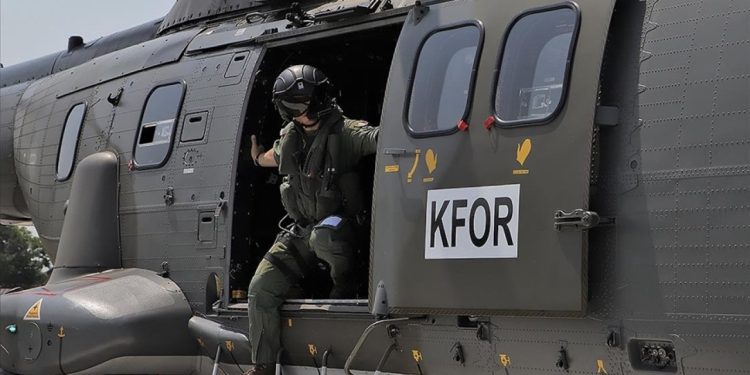 NATO, gerginliğin arttığı Kosova'ya ek asker gönderiyor