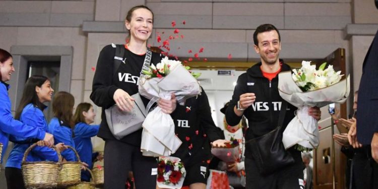 Olimpiyat vizesini alan A Milli Kadın Voleybol takımı Türkiye’ye döndü: ‘Madalyanın rengini konuşmak istiyoruz’