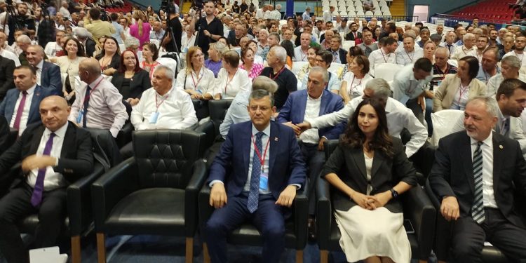 Özgür Özel eleştirilere Ecevit'le yanıt verdi