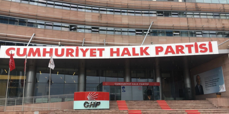 Özgür Özel'in ardından... CHP'de bir isim daha adaylığını açıkladı!