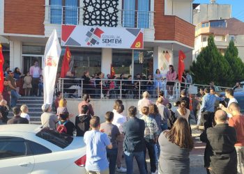 Polis, film izlemek için bir araya gelen yurttaşları gözaltına aldı