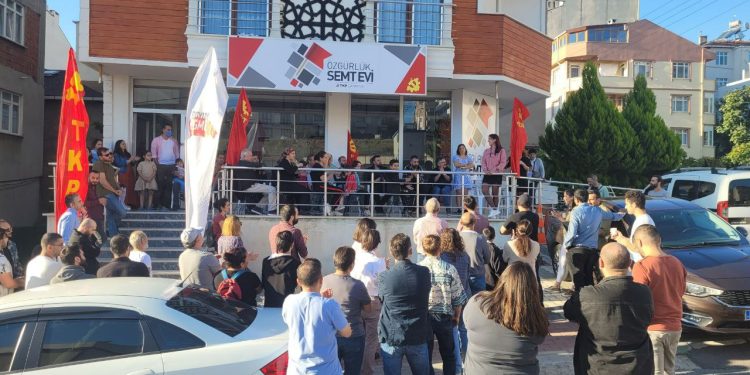 Polis, film izlemek için bir araya gelen yurttaşları gözaltına aldı