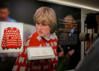 Prenses Diana'nın koyunlu kazağı 1,14 milyon dolara satıldı