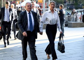 'Rüşvet almakla' suçlanan Menendez'e yurt dışına çıkış yasağı