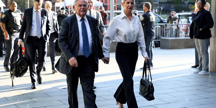 'Rüşvet almakla' suçlanan Menendez'e yurt dışına çıkış yasağı