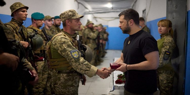 Rusya, Ukrayna'nın karşı saldırısı 'başarısız' dedi, Zelenskiy cephede askerleri ziyaret etti