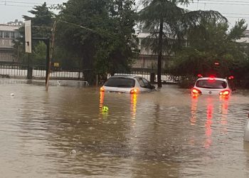 Samsun’da sağanak yağış şiddetini artırdı; yollar nehire dönüştü