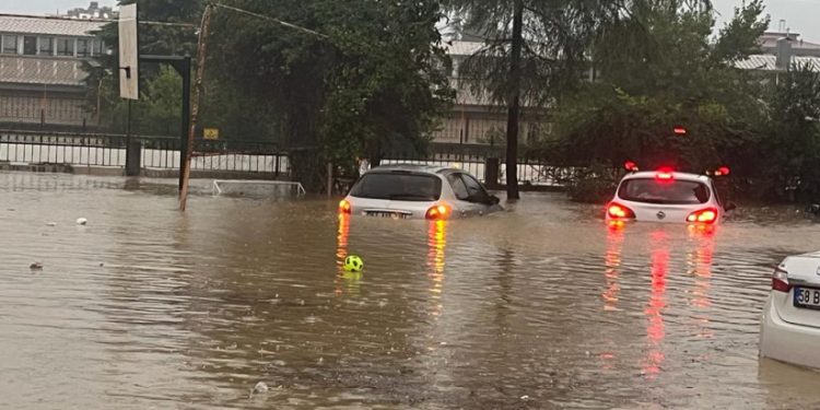 Samsun’da sağanak yağış şiddetini artırdı; yollar nehire dönüştü