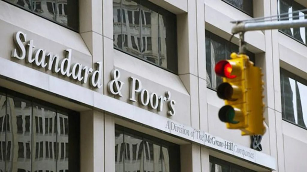 Standard & Poor's Türkiye'nin kredi notunu "durağan"a çıkardı