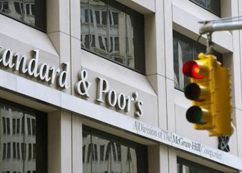 Standard & Poor's Türkiye'nin kredi notunu "durağan"a çıkardı