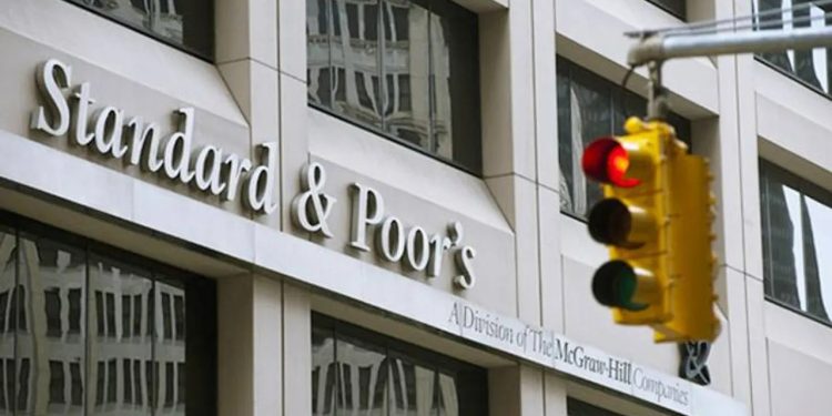 Standard & Poor's Türkiye'nin kredi notunu "durağan"a çıkardı