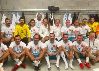 Terim kadroyu unuttu, oyuncular yardımcı oldu