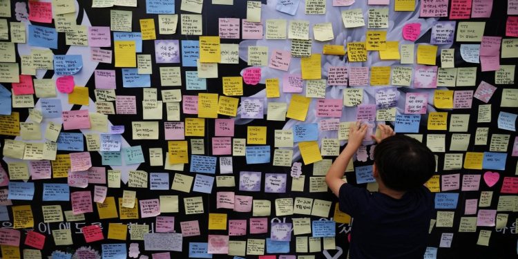 Veli zorbalığı bir öğretmenin intiharına yol açtı: Güney Koreli öğretmenlerden iş bırakma eylemi