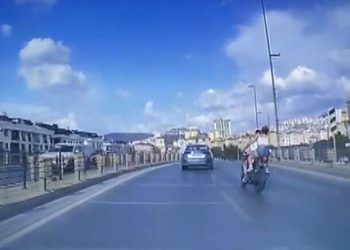 Virajda makas atan motosiklet sürücüsü bariyerlere çarptı: 1 ölü, 1 yaralı