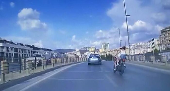 Virajda makas atan motosiklet sürücüsü bariyerlere çarptı: 1 ölü, 1 yaralı
