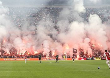Yarıda kalan Ajax-Feyenoord maçı seyircisiz tamamlandı