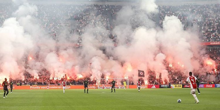 Yarıda kalan Ajax-Feyenoord maçı seyircisiz tamamlandı