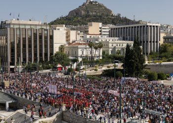 Yeni çalışma yasası tasarısına sert tepki: Atina'da binlerce kişiden grev yürüyüşü