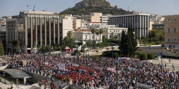 Yeni çalışma yasası tasarısına sert tepki: Atina'da binlerce kişiden grev yürüyüşü