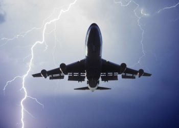 Yoldan döndü: THY uçağına yıldırım isabet etti