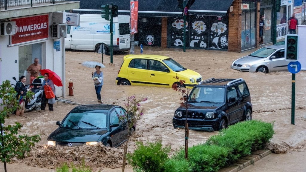 Yunanistan'da orman yangınlarının ardından sel felaketi: Bir kişi öldü, bir kişi kayıp