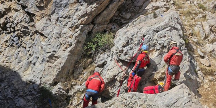 Mersin’de mağarada mahsur kalan Amerikalı araştırmacıyı kurtarma çalışmaları sürüyor 