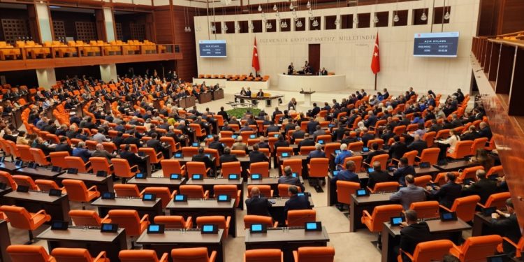 TBMM yeni Anayasa gündemiyle açıldı