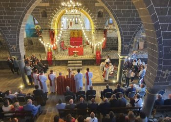 Keldaniler sekiz yıl sonraki ilk ayinde Ortadoğu barışı için dua etti