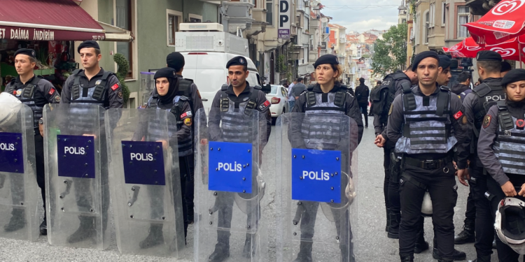 İstanbul İl binası önünde toplanan HDP’lilere polis müdahalesi: 10 kişi gözaltına alındı