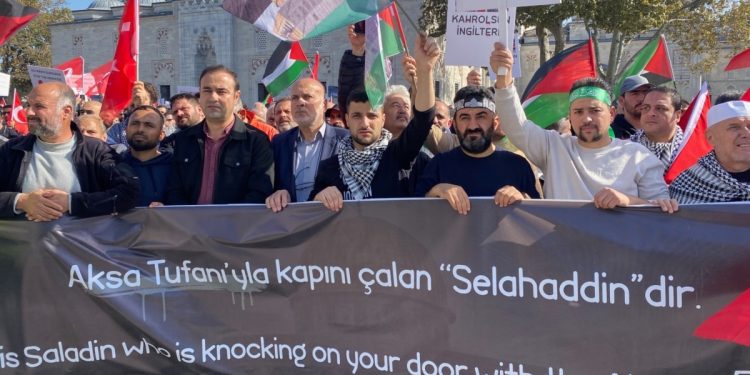 Beyazıt Camisi’nde Filistin’de ölenler için gıyabi cenaze namazı kılındı