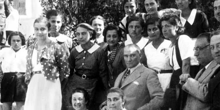 Asırlık mücadelenin mihenk taşları: Cumhuriyet kadınları