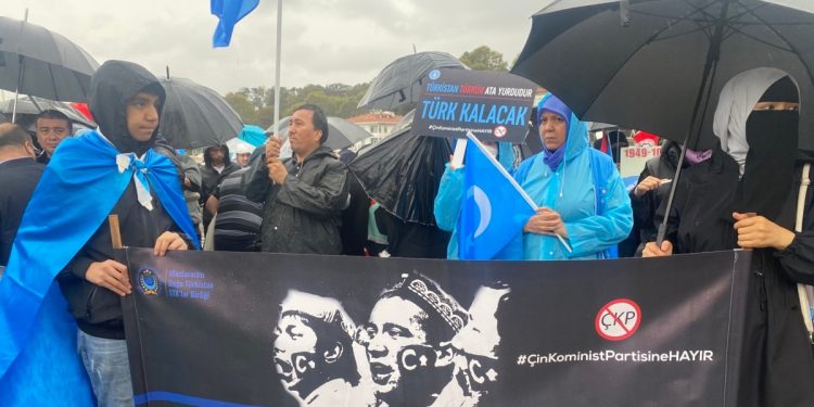 Uygurlar İstanbul’da Çin’i Protesto etti