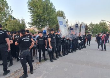 Diyarbakır’da savaş karşıtı açıklama ve VOA röportajına polis engeli
