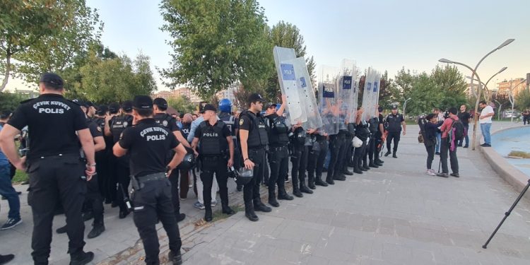 Diyarbakır’da savaş karşıtı açıklama ve VOA röportajına polis engeli