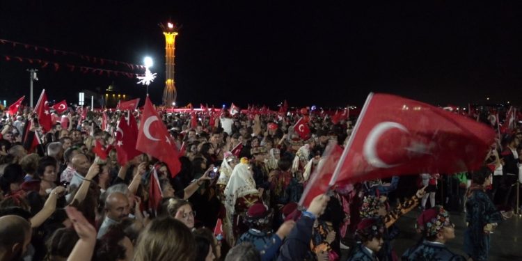 İzmirlilerden Cumhuriyet’in 100. yılı kutlamalarında “özgürlük” vurgusu
