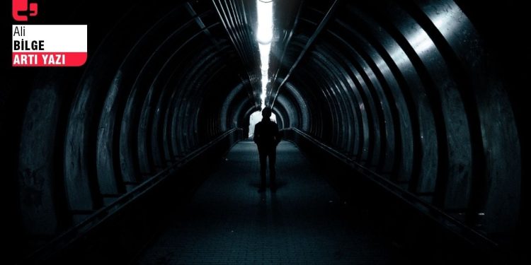 Yola çığ düşmüş durumda