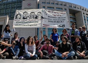 4 akademisyen göreve iade edildi