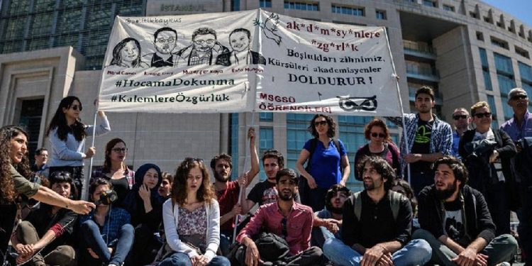 4 akademisyen göreve iade edildi