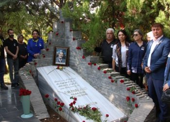 Arjen Arî mezarı başında anıldı