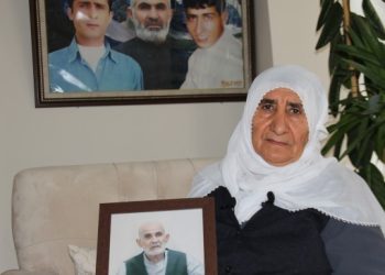 Hasta tutuklu duvarlara tutunarak görüşe çıkabildi