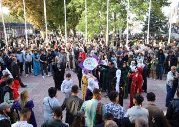 Kongre salonu önündeki coşku: Halk hareketi böyle olur