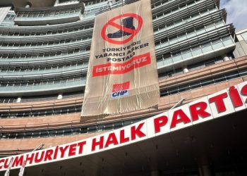 CHP Genel Merkezi’ne ‘Türkiye’de yabancı asker postalı istemiyoruz’ afişi asıldı