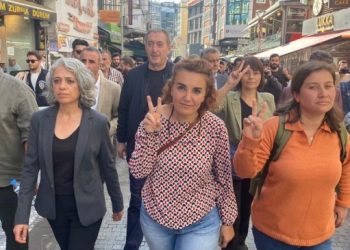 Komplo protestosunda ‘tecrit kaldırılıncaya kadar mücadele’ mesajı