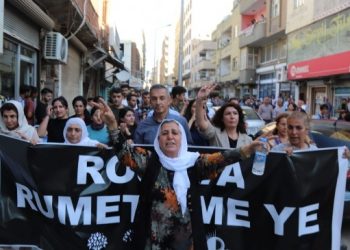 Qoser’de Türkiye saldırıları yürüyüşle protesto edildi
