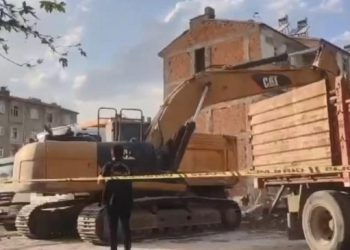 Ağır hasarlı bina yıkımında bir işçi hayatını kaybetti