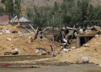 Yangında mağdur olan esnaftan dükkanlarını boşaltmaları istendi